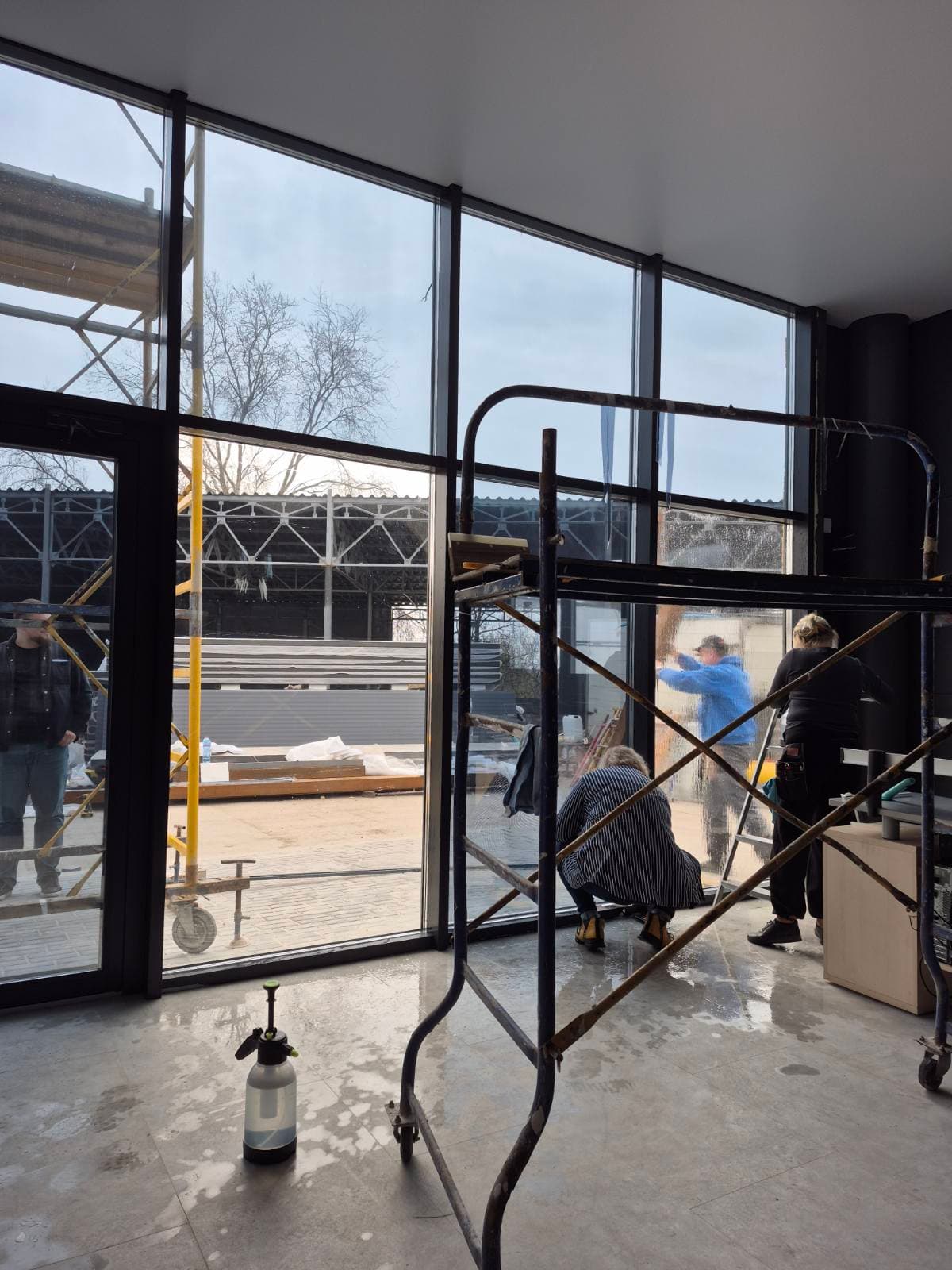 Поклейка броньованої плівки на панорамне скління торгового приміщення у Дніпрі