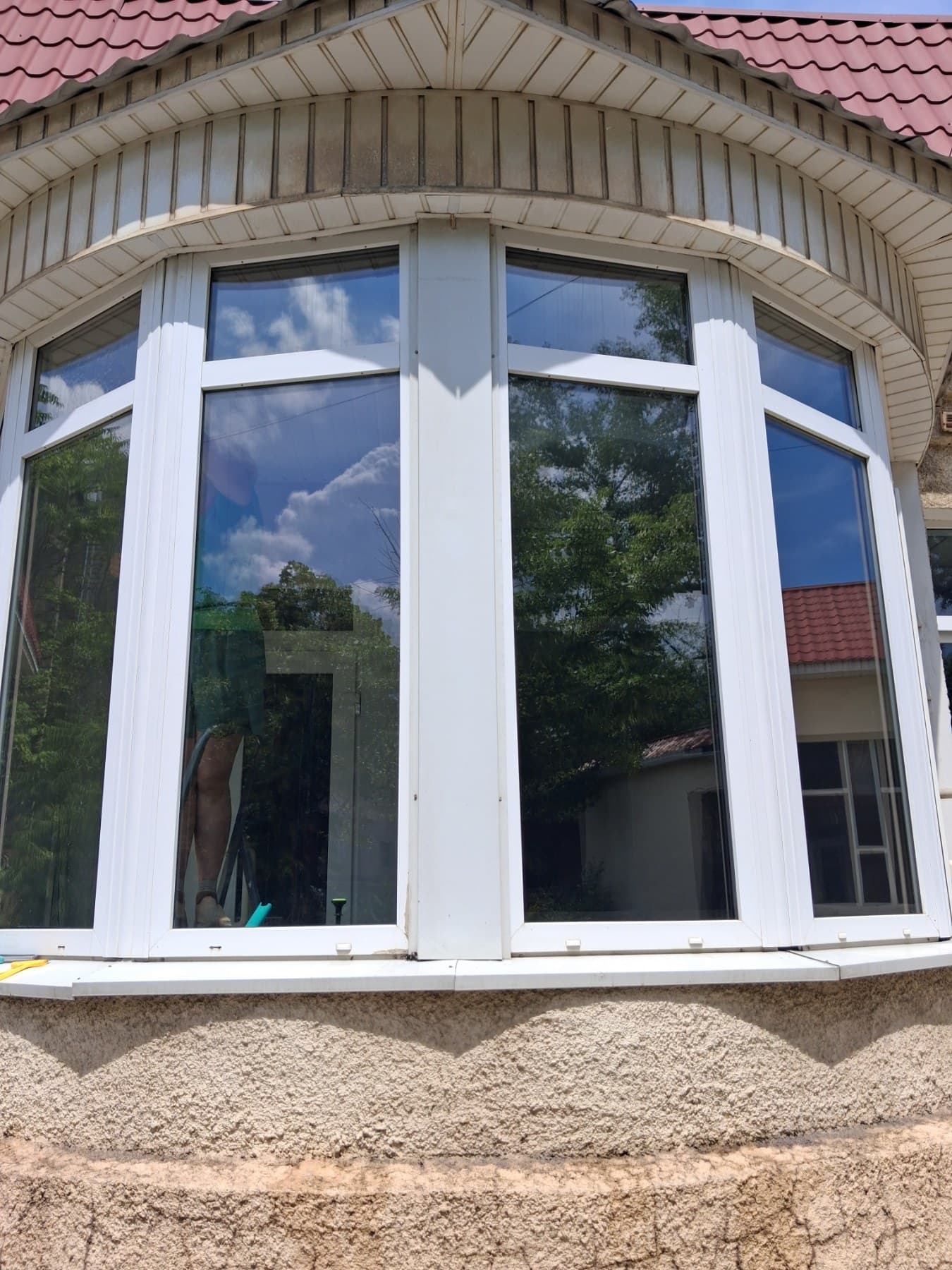 Дзеркальна плівка на вікнах приватного будинку — вигляд з вулиці, ефект односторонньої видимості